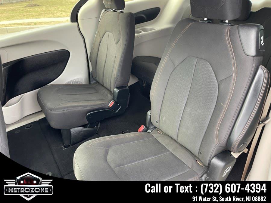 Used 2017 Chrysler Pacifica Touring image 15