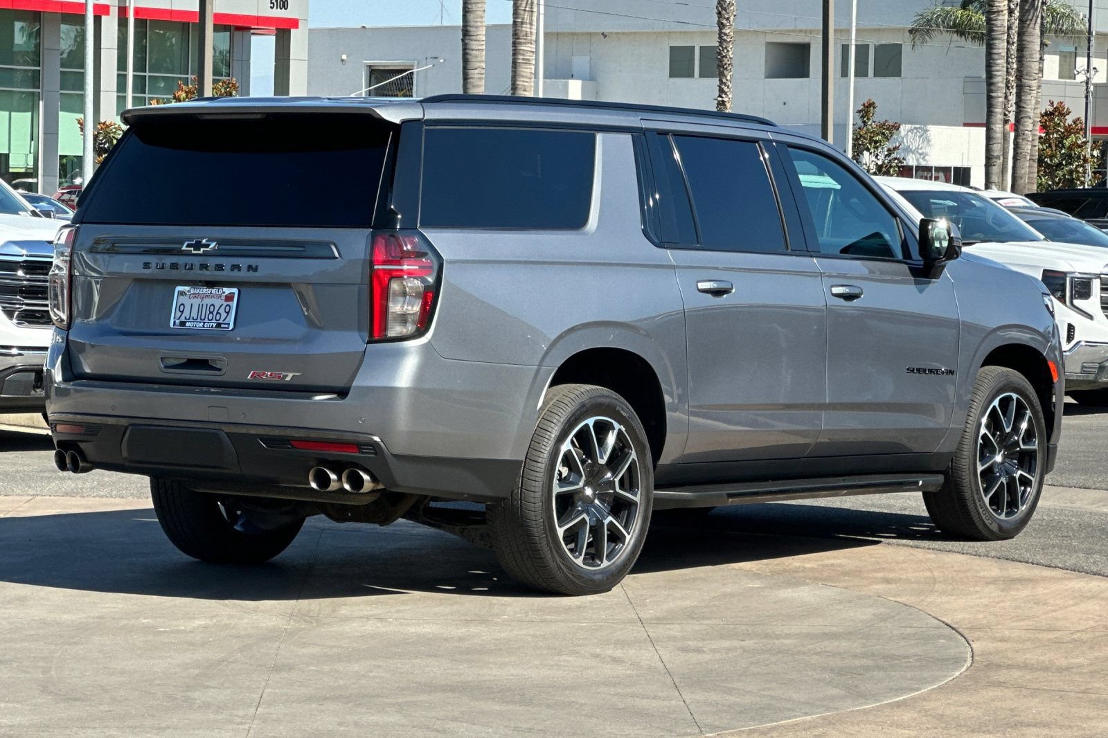 Certified 2022 Chevrolet Suburban RST w/ Sport Performance Package AWD/4WD image 4