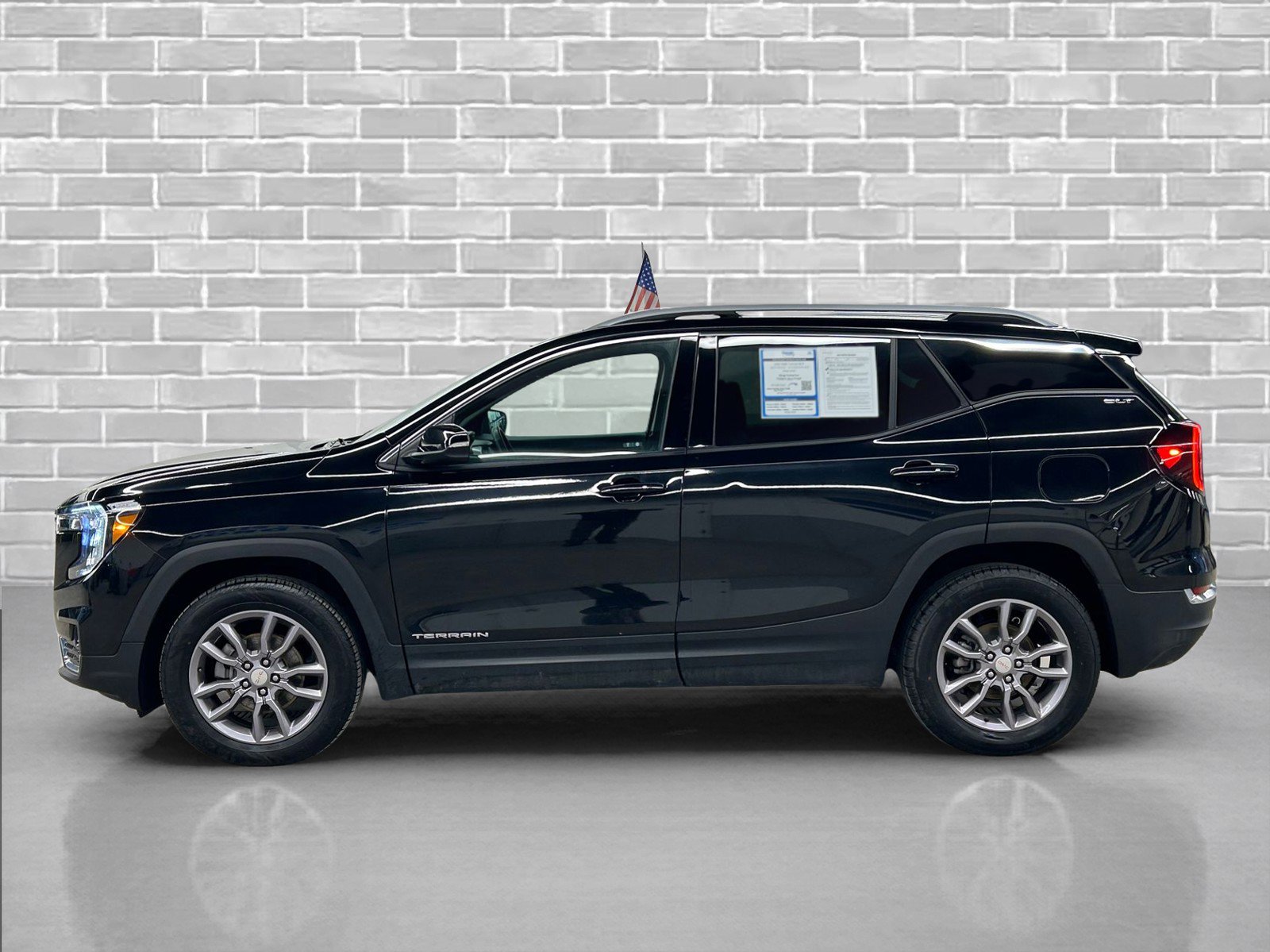 Used 2023 GMC Terrain SLT image 2