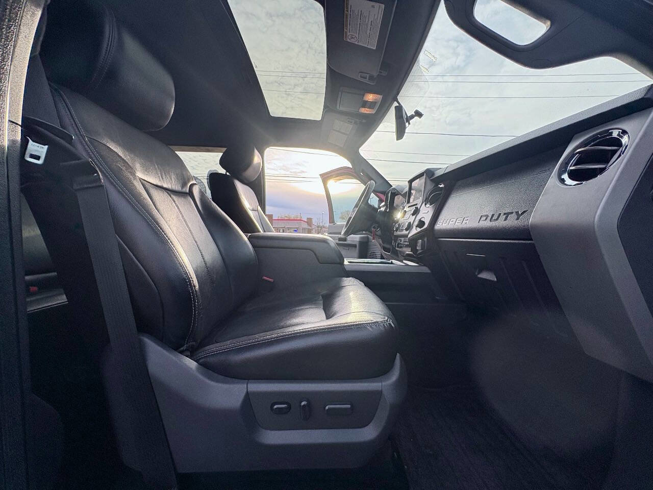 Used 2015 Ford F350 Lariat image 26