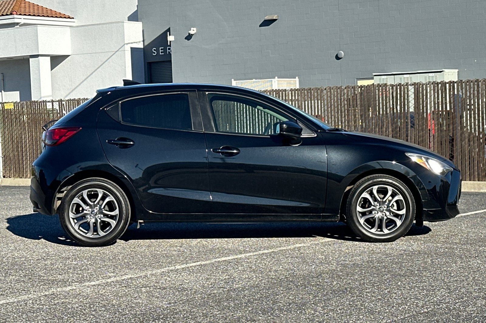 Used 2020 Toyota Yaris LE image 3