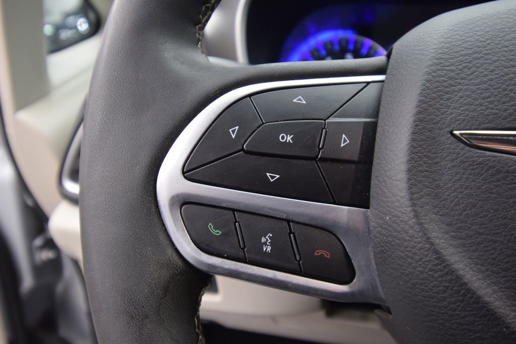 Used 2022 Chrysler Pacifica Touring-L image 37