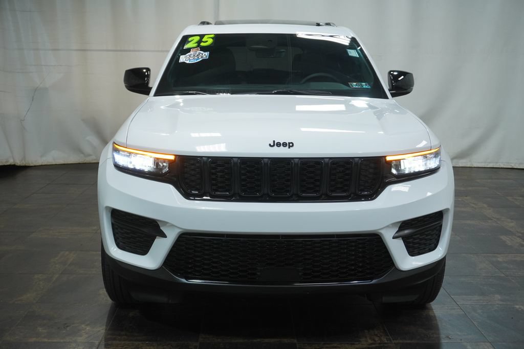 Used 2025 Jeep Grand Cherokee Altitude AWD/4WD image 9
