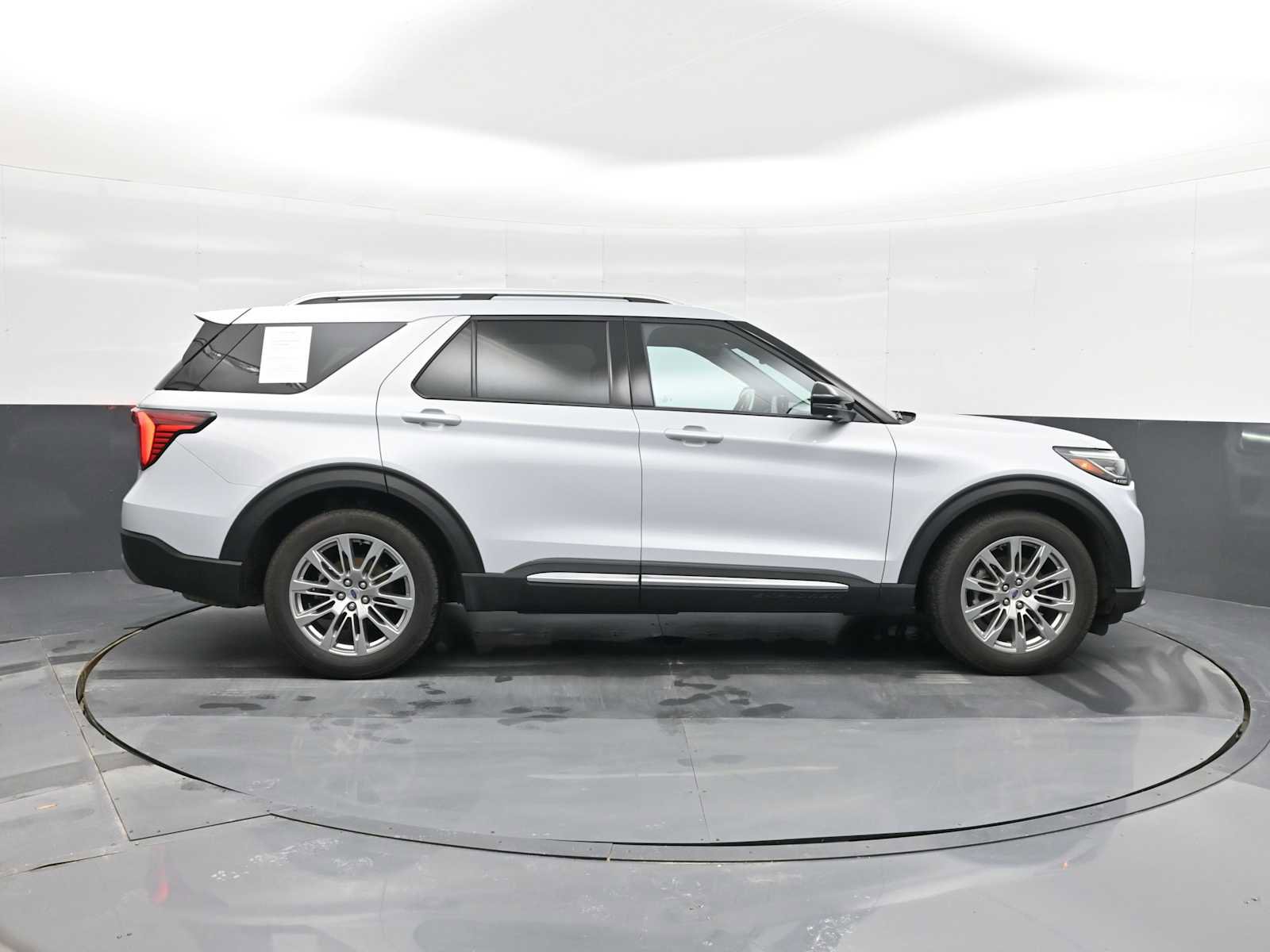 Used 2025 Ford Explorer Platinum image 9