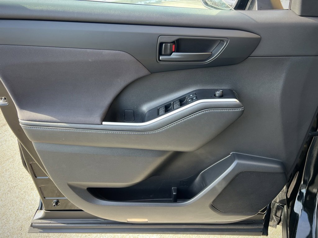 Used 2021 Toyota Highlander LE image 47