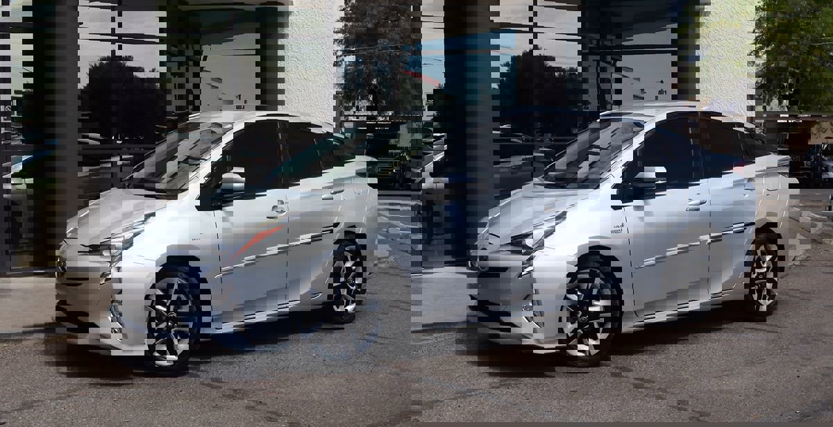 Used 2016 Toyota Prius Three Touring FWD image 3