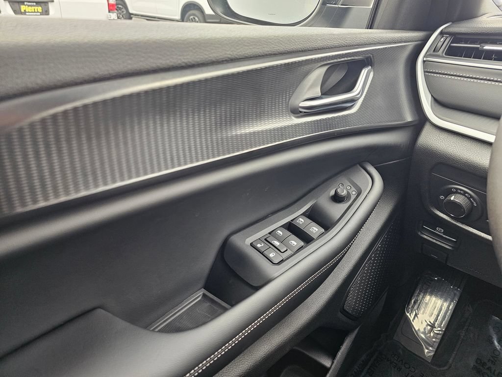 New 2025 Jeep Grand Cherokee Laredo X w/ Luxury Tech Group I AWD/4WD image 28