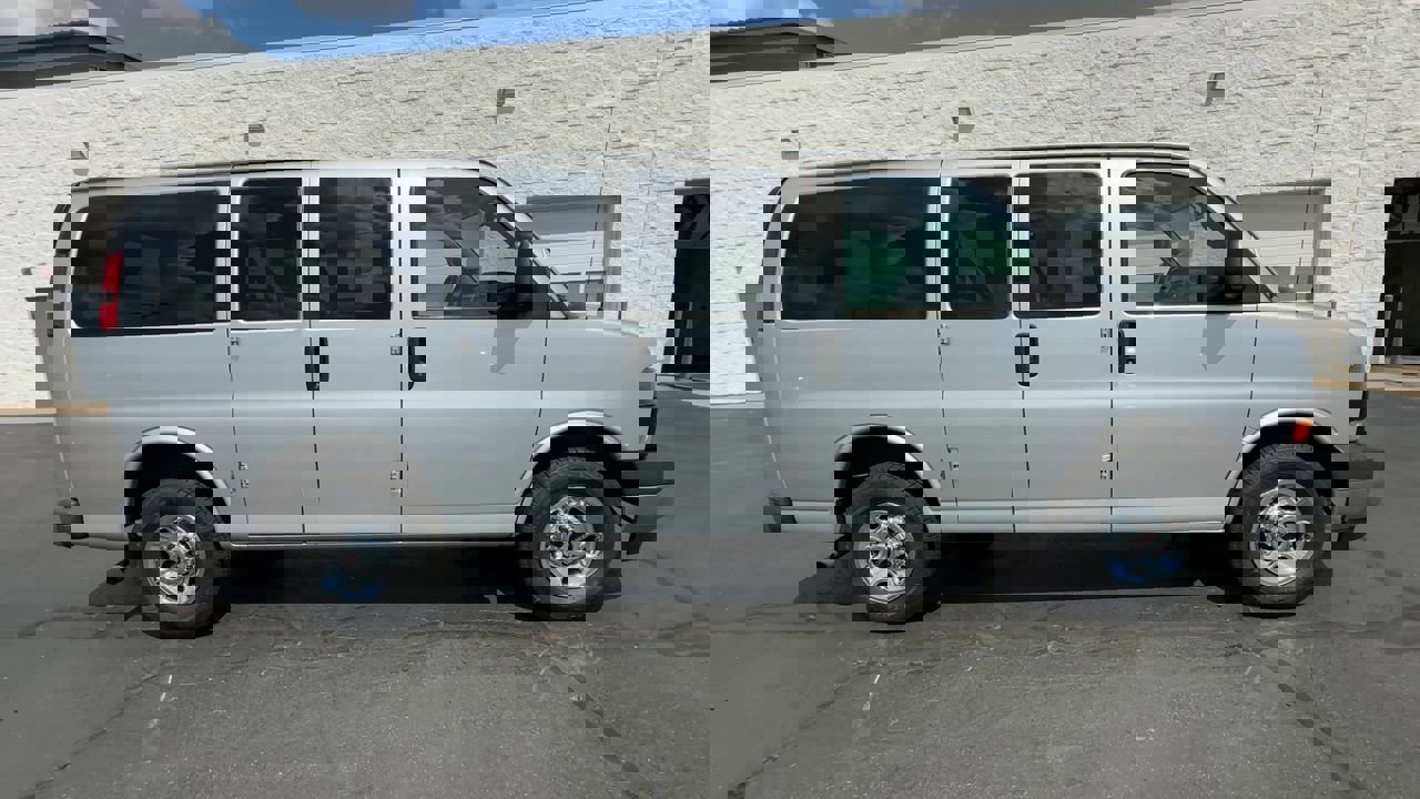 Used 2017 GMC Savana 2500 LT w/ LT Preferred Equipment Group image 9