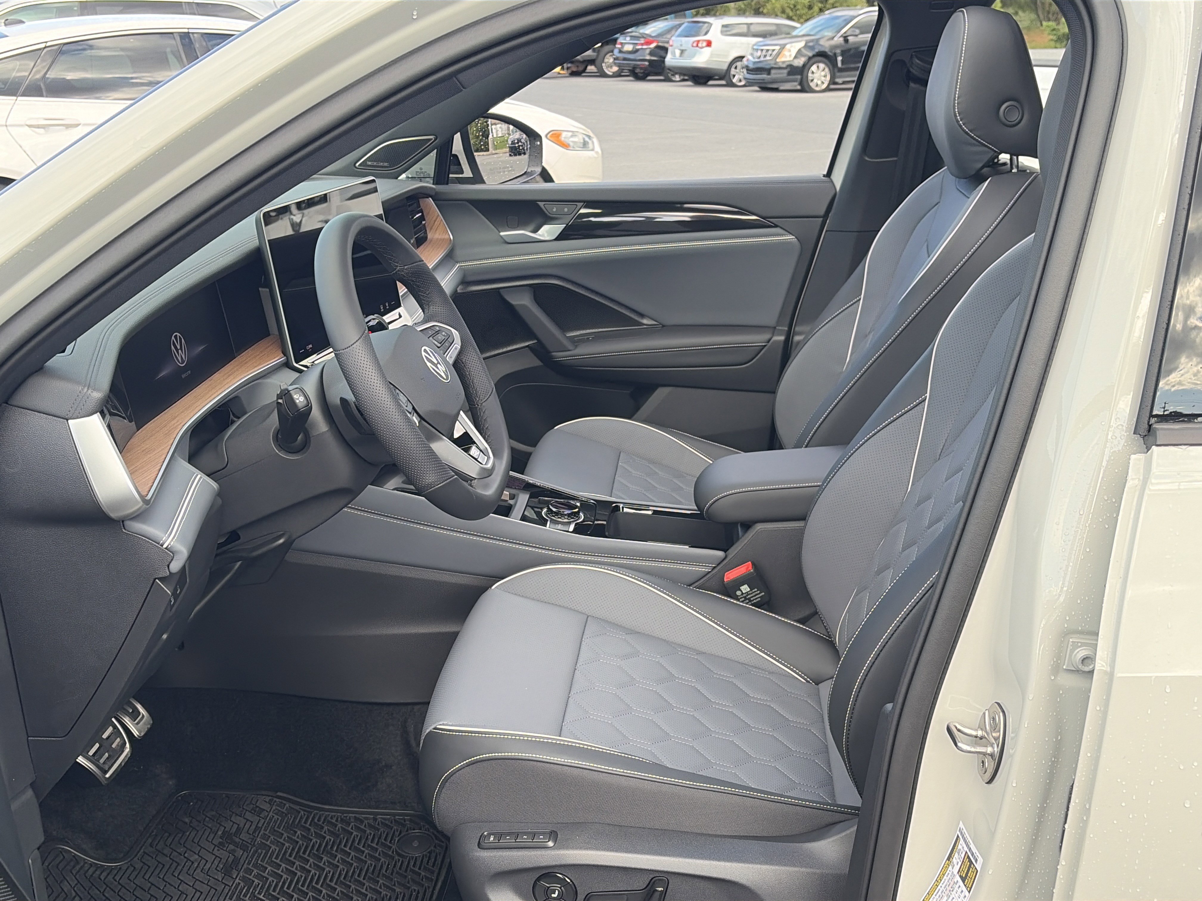 Used 2026 Volkswagen Tiguan SEL R-Line AWD/4WD image 23