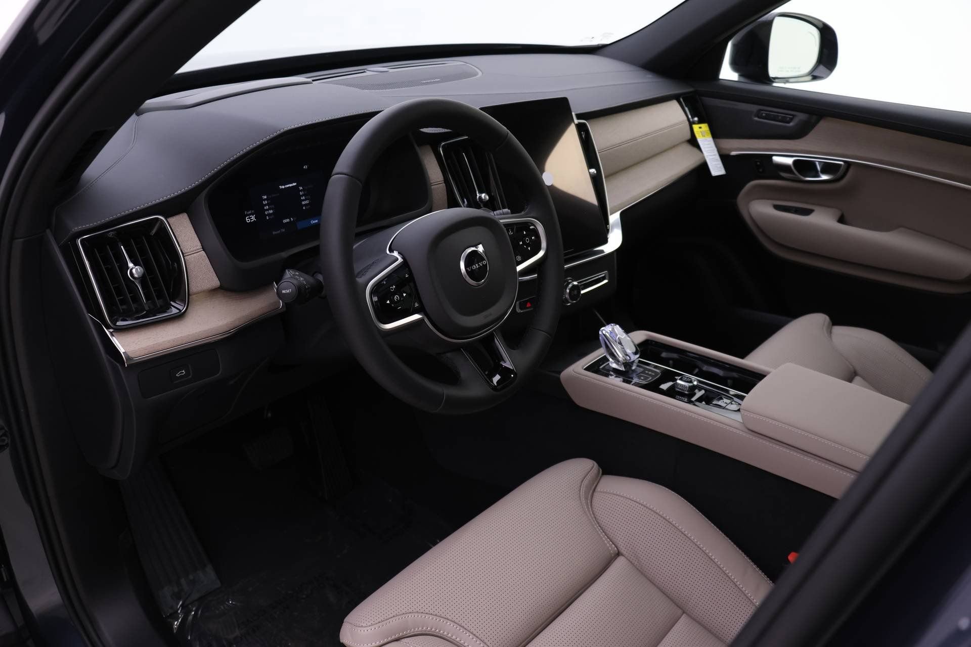 New 2026 Volvo XC90 B6 Ultra w/ Protection Package image 6