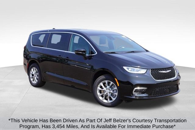 New 2025 Chrysler Pacifica Select