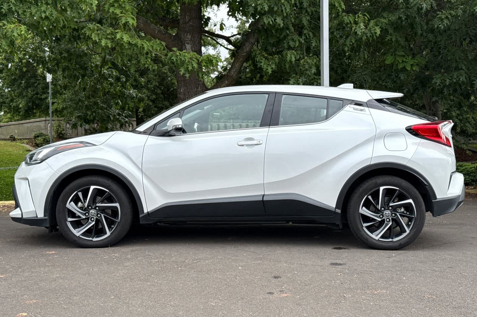 Used 2022 Toyota C-HR Limited FWD image 5