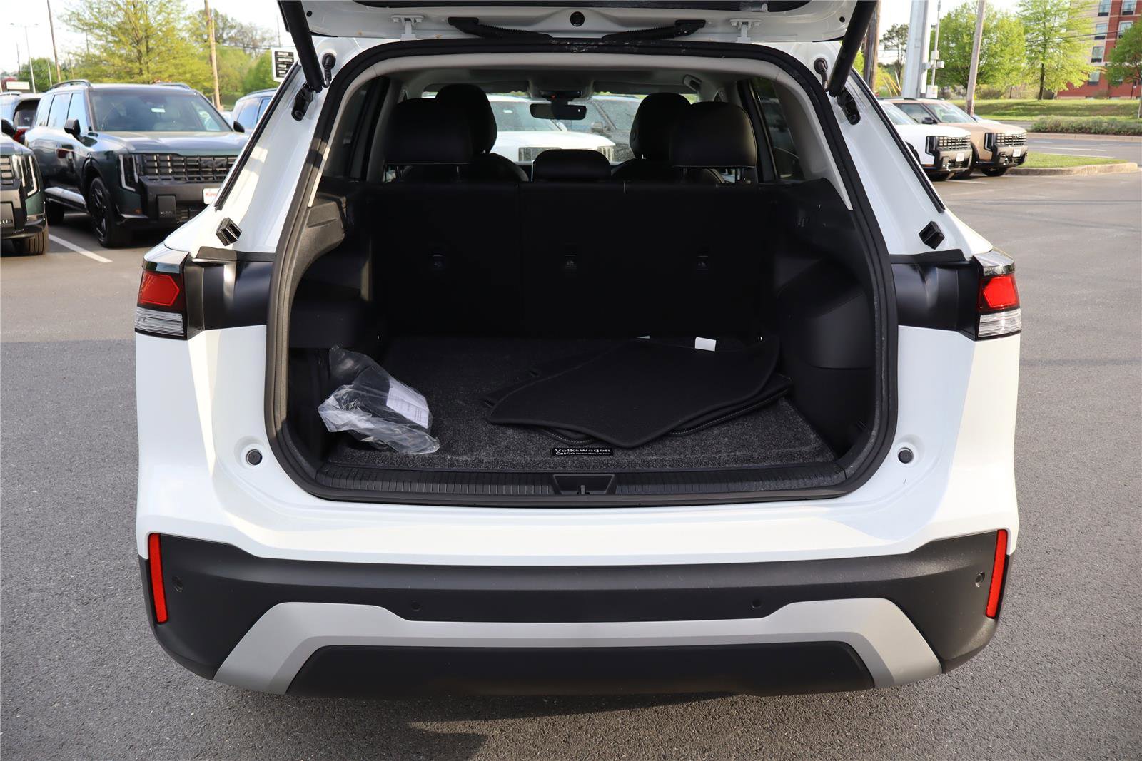 Certified 2025 Volkswagen Tiguan SE w/ Panoramic Sunroof Package image 5