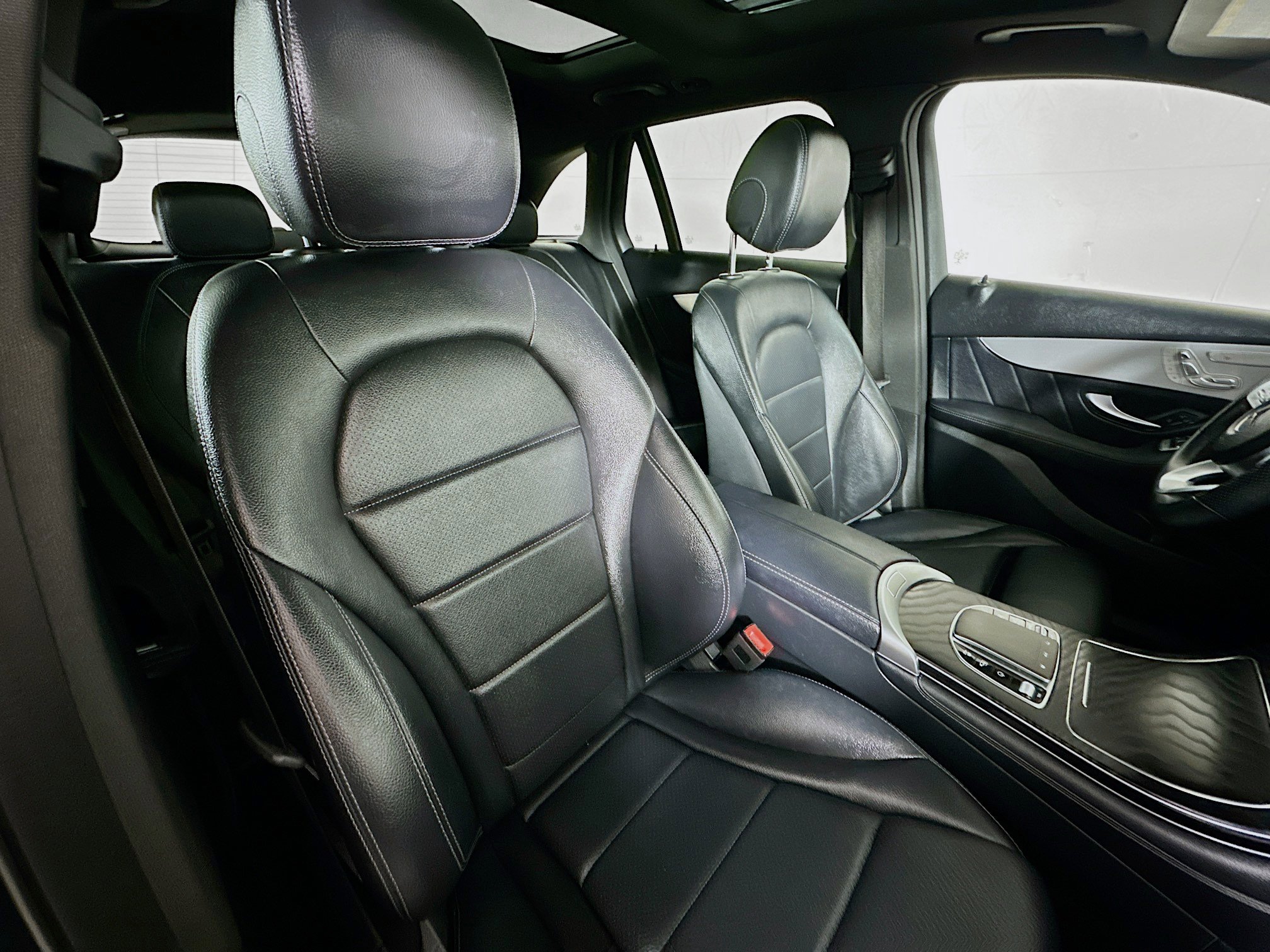 Used 2021 Mercedes-Benz GLC 300 4MATIC image 28