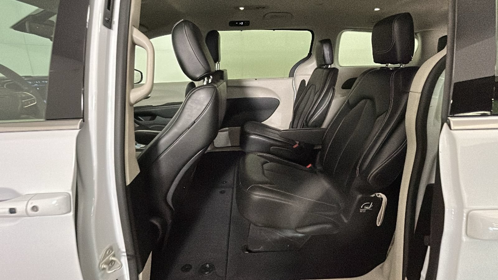 Used 2024 Chrysler Pacifica Touring-L FWD image 28