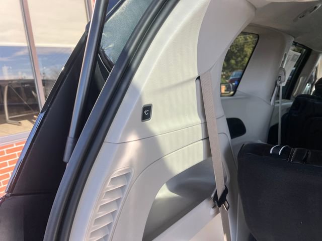 Used 2023 Chrysler Pacifica Touring-L image 15