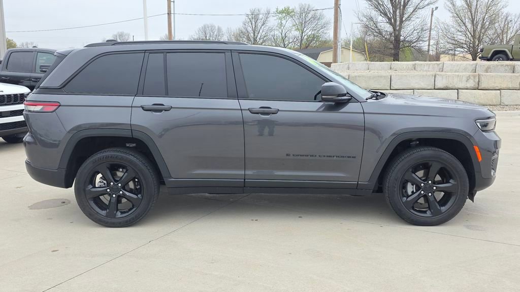 Used 2023 Jeep Grand Cherokee Altitude AWD/4WD image 6