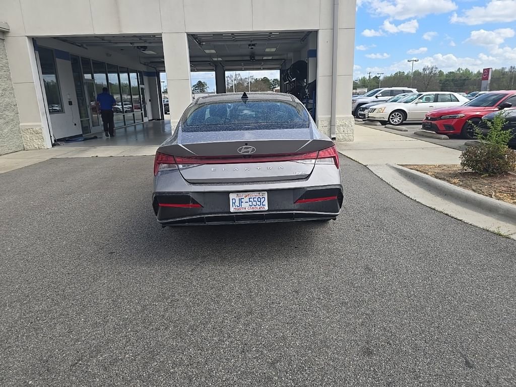 Used 2025 Hyundai Elantra Limited image 4