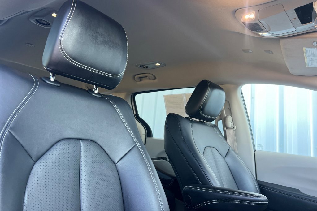 Used 2024 Chrysler Pacifica Select image 15