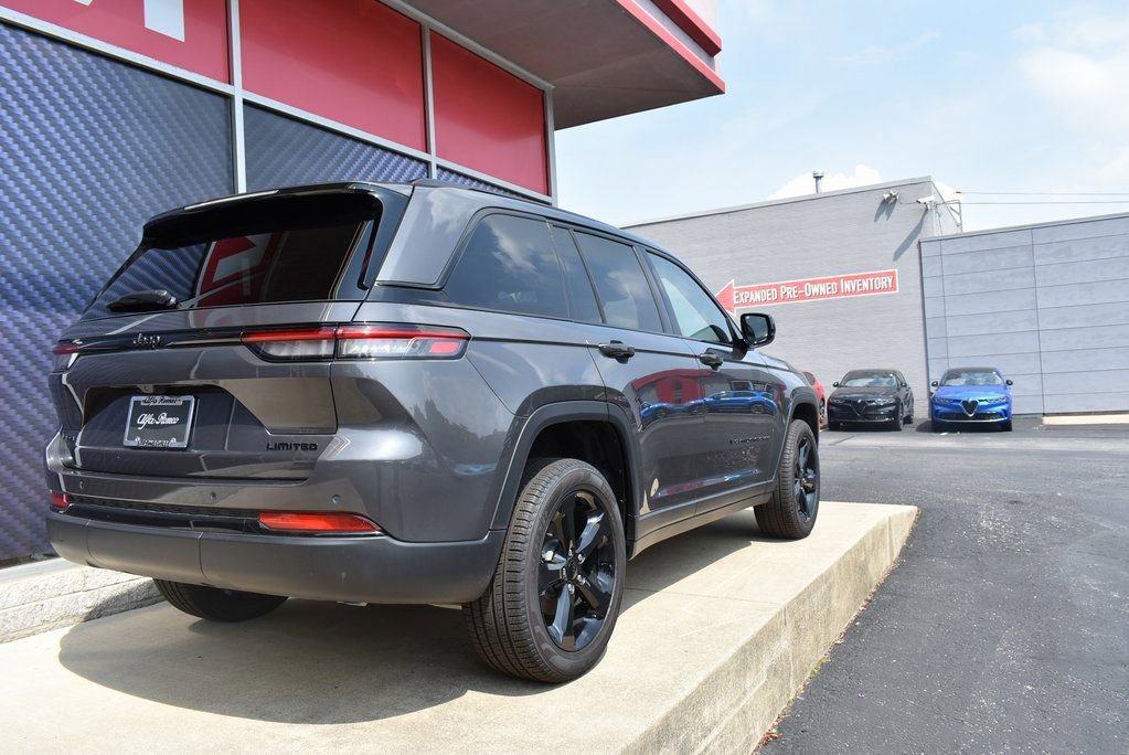 Used 2025 Jeep Grand Cherokee Limited w/ Black Appearance Package image 5