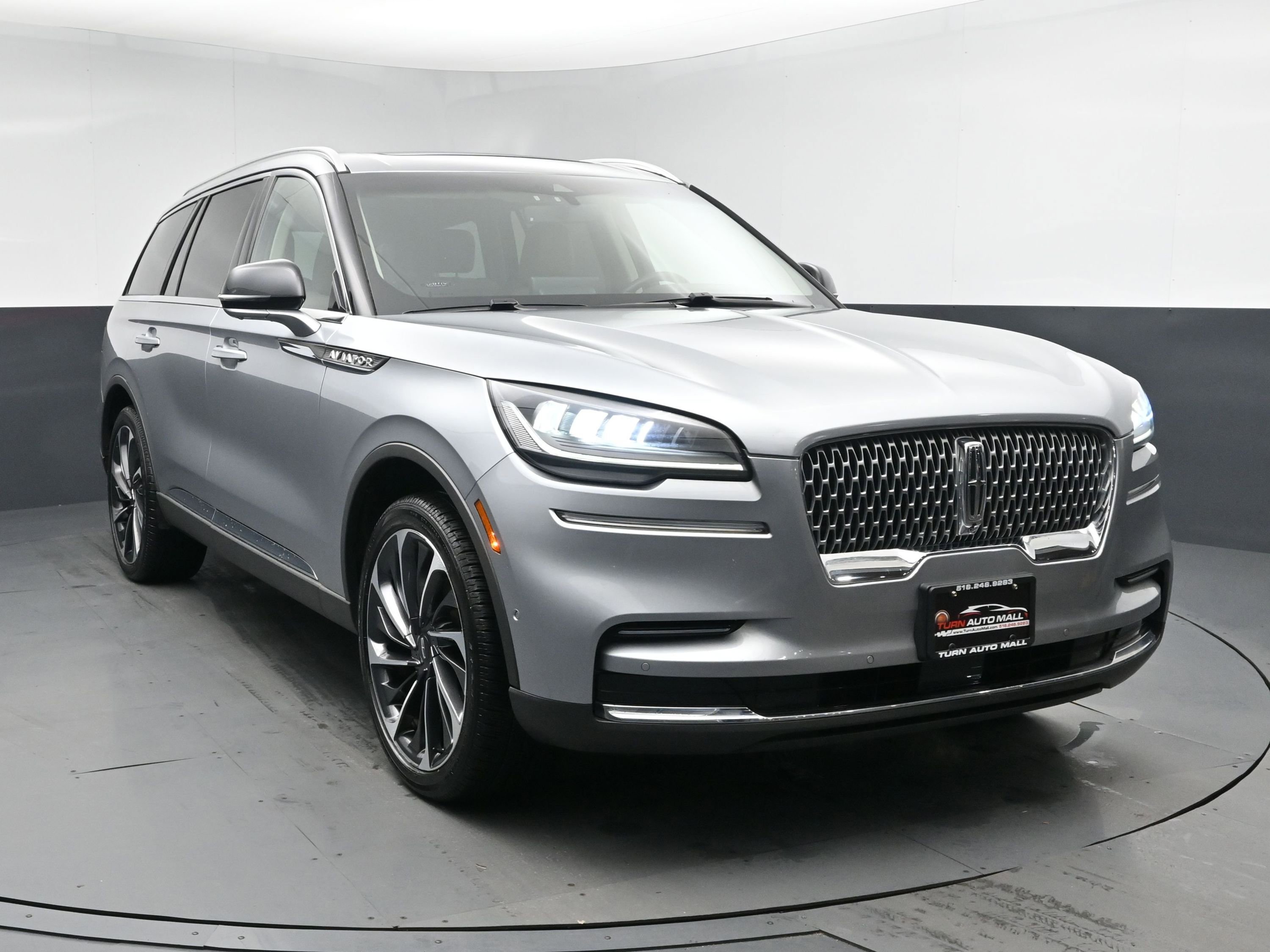 Used 2023 Lincoln Aviator Reserve w/ Equipment Group 201A image 2