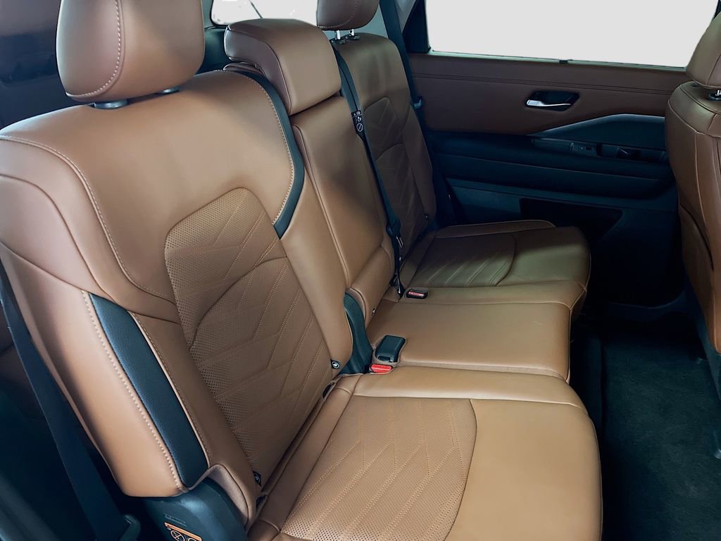 Used 2024 Nissan Pathfinder Platinum w/ Black Appearance Package image 30