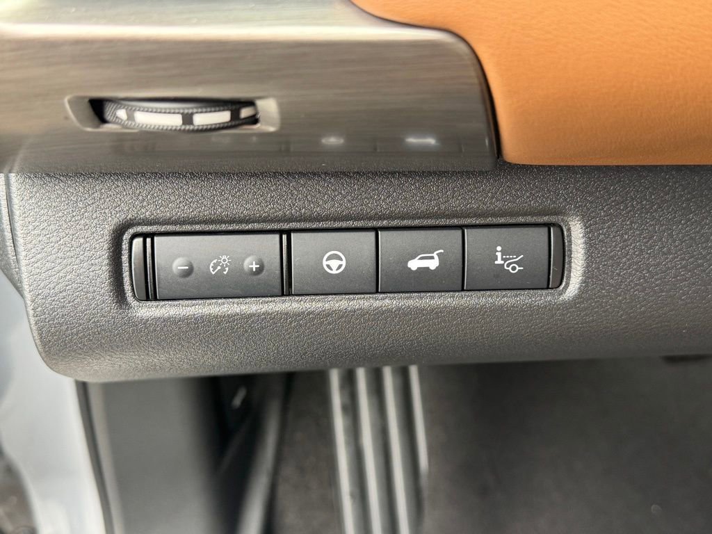 Used 2025 Nissan Pathfinder Platinum image 13