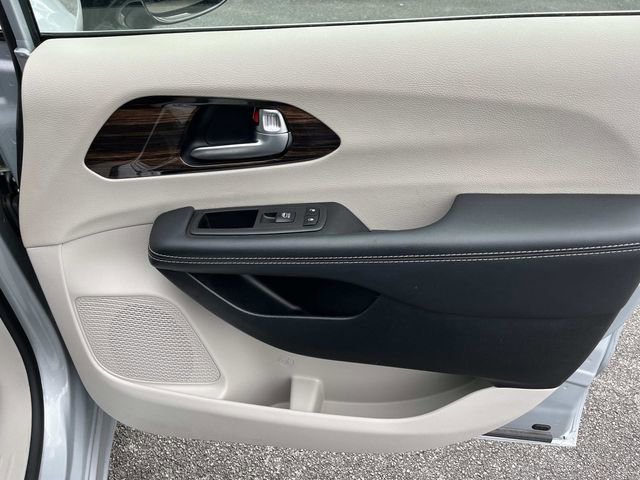 Used 2023 Chrysler Pacifica Limited FWD image 24