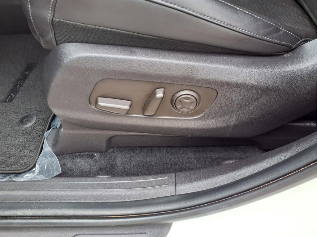 Used 2025 Kia Carnival FWD image 22