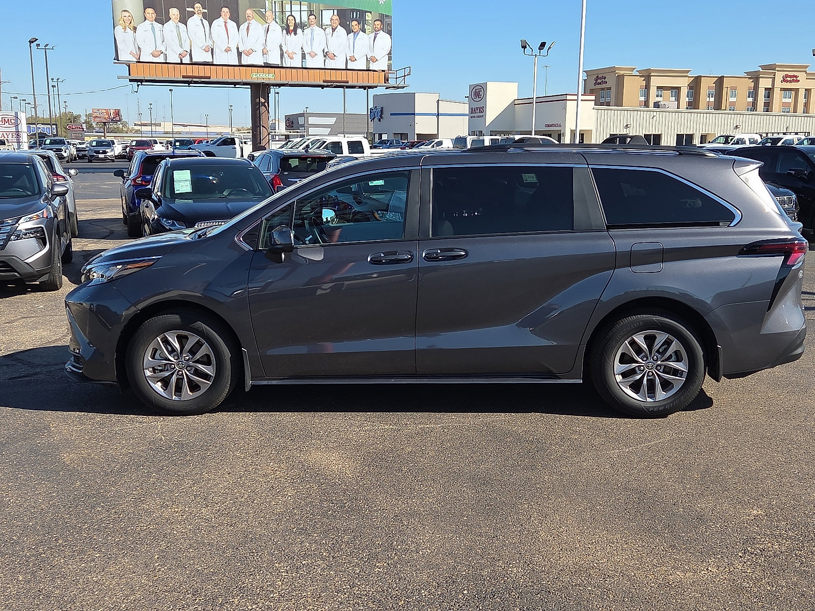 Used 2025 Toyota Sienna LE image 2
