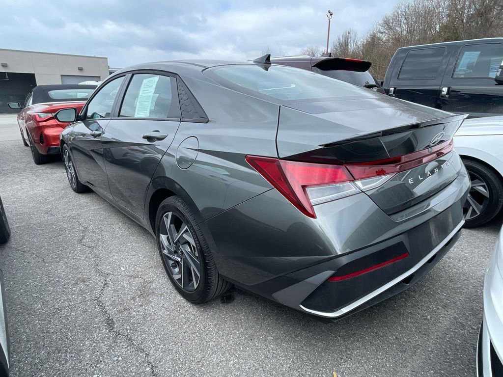 Used 2025 Hyundai Elantra Sport image 3