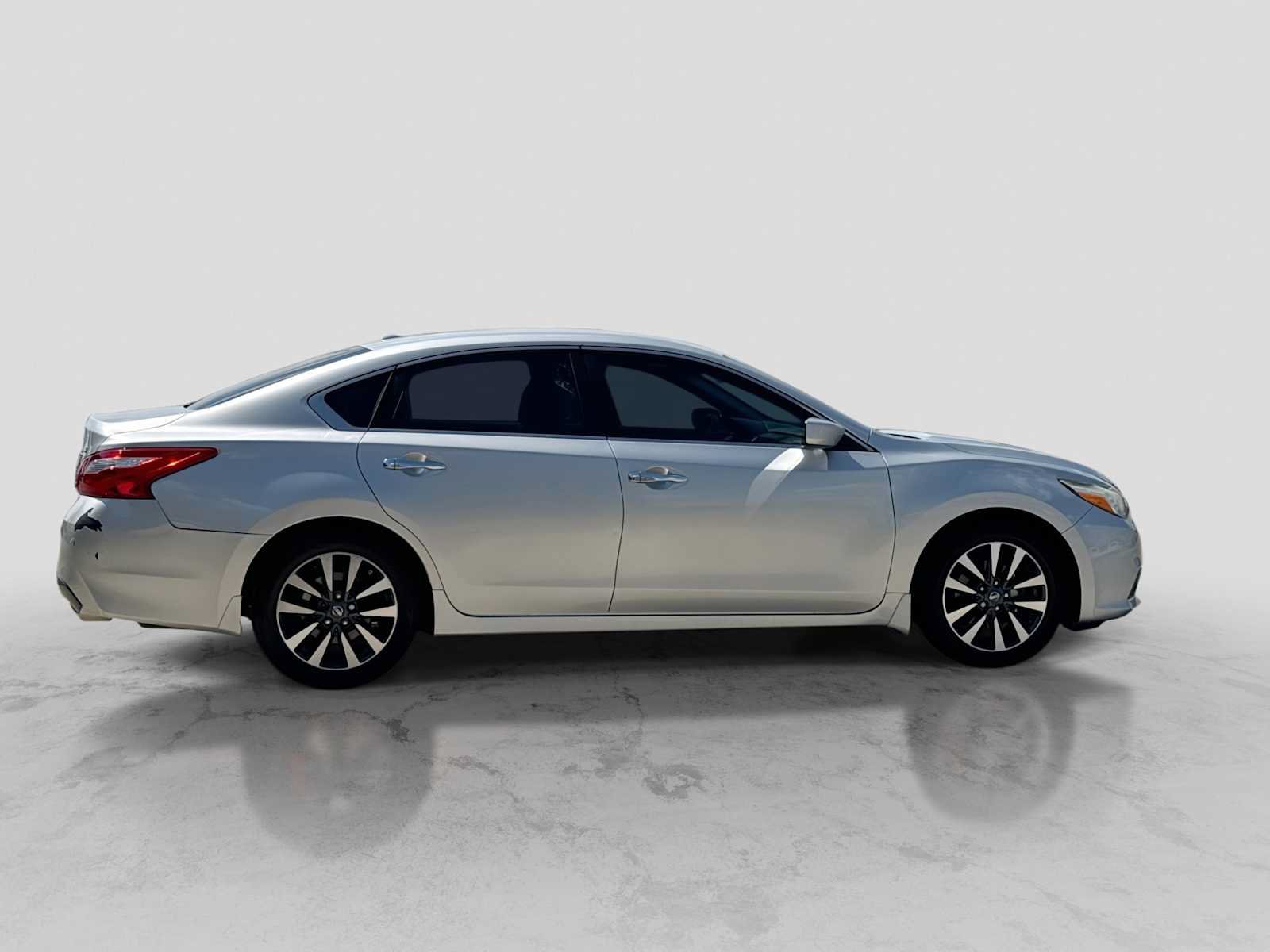 Used 2016 Nissan Altima 2.5 SV FWD image 7