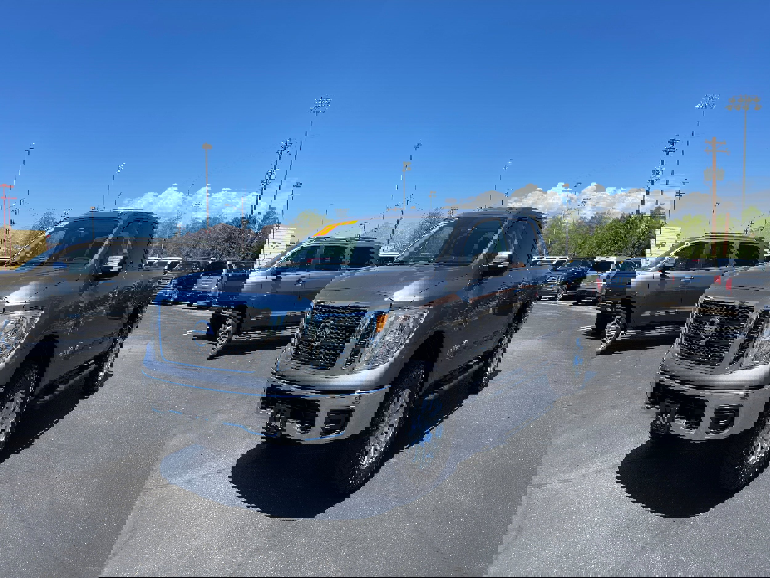 Used 2018 Nissan Titan SV image 1
