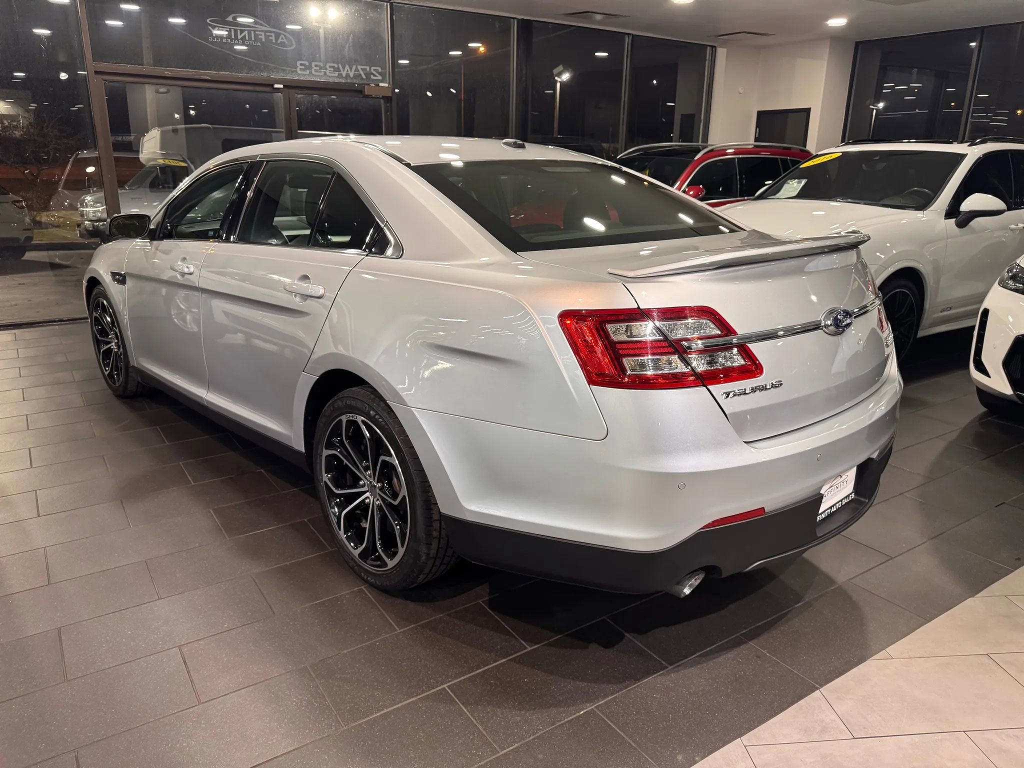 Used 2013 Ford Taurus SHO image 3