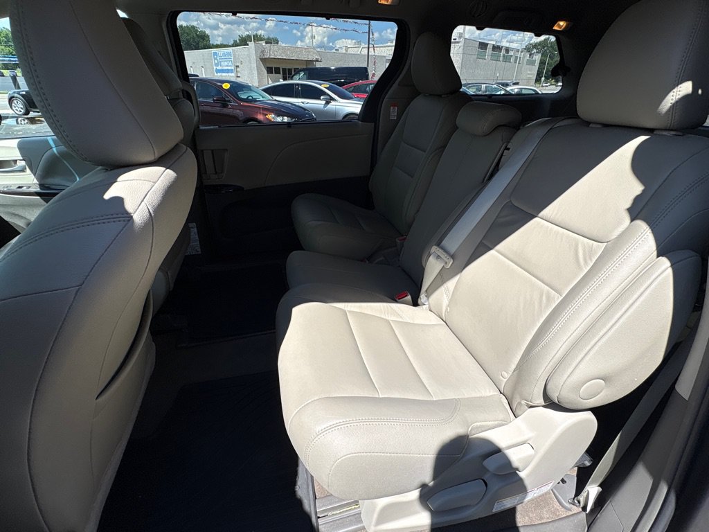 Used 2017 Toyota Sienna XLE w/ XLE Navigation Package FWD image 12