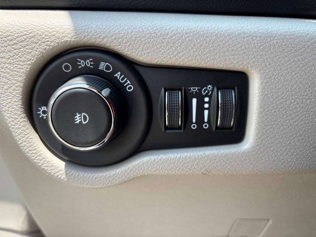 Used 2024 Chrysler Pacifica Touring-L FWD image 23