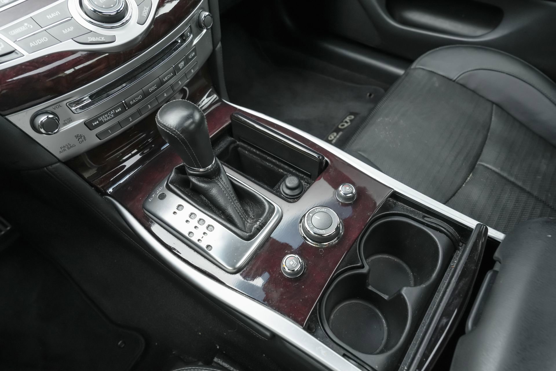 Used 2019 INFINITI Q70 Luxe w/ Sport Package image 23