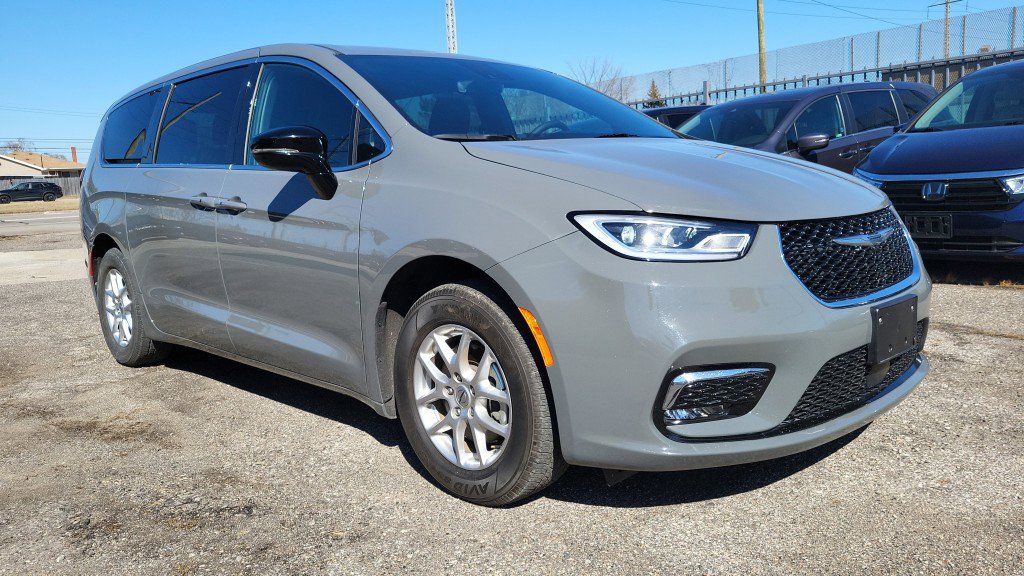 Used 2025 Chrysler Pacifica Select image 2