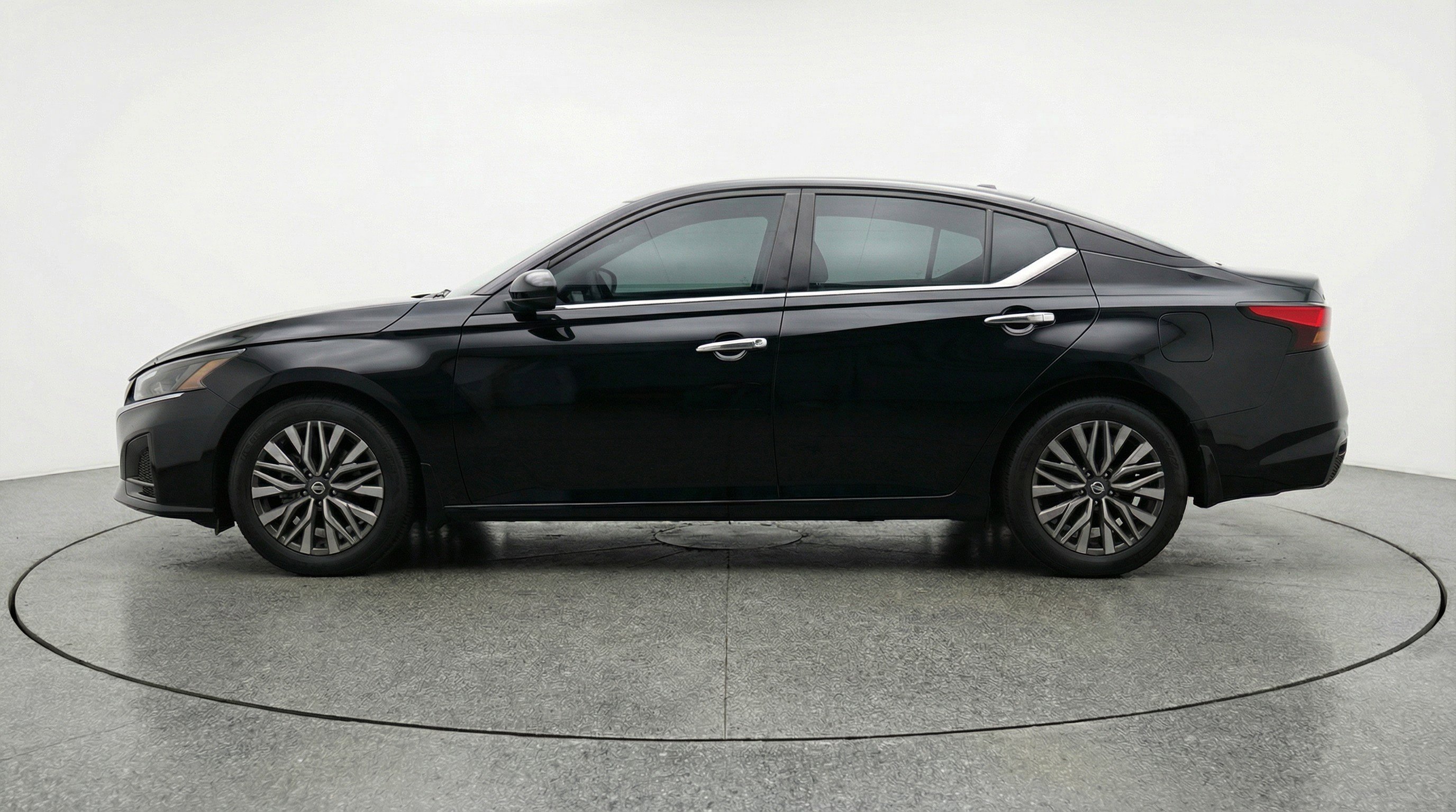 Used 2025 Nissan Altima 2.5 SV image 5