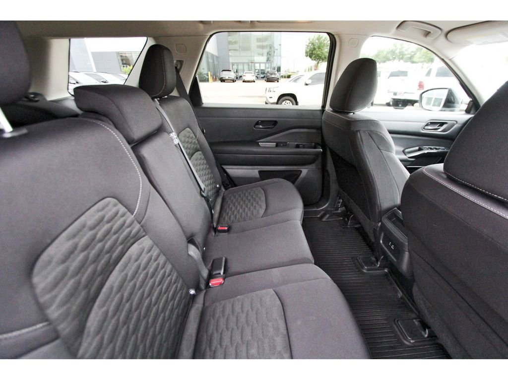 Used 2024 Nissan Pathfinder S image 10