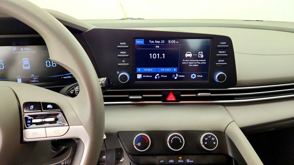 Used 2024 Hyundai Elantra SE FWD image 17
