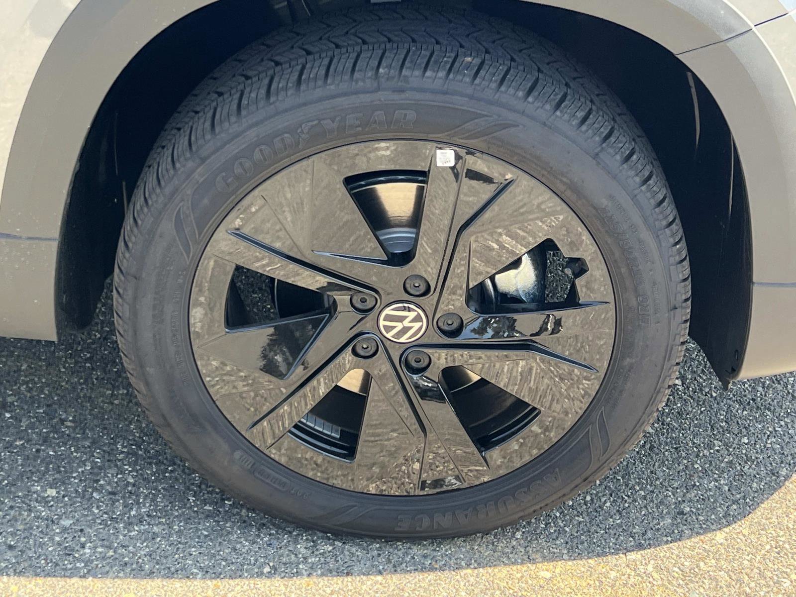 New 2025 Volkswagen Taos SE image 29