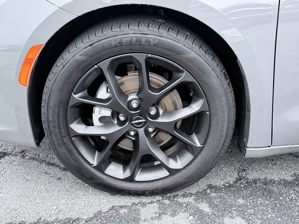 Used 2025 Chrysler Pacifica Limited FWD image 38