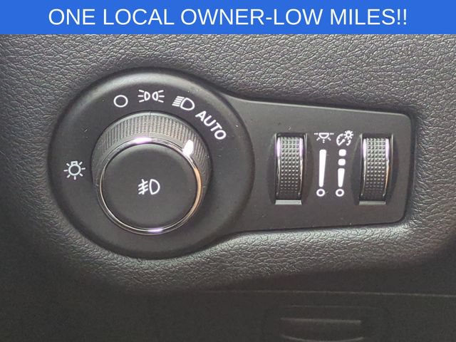 Used 2019 Jeep Cherokee Trailhawk w/ Cold Weather Group AWD/4WD image 18