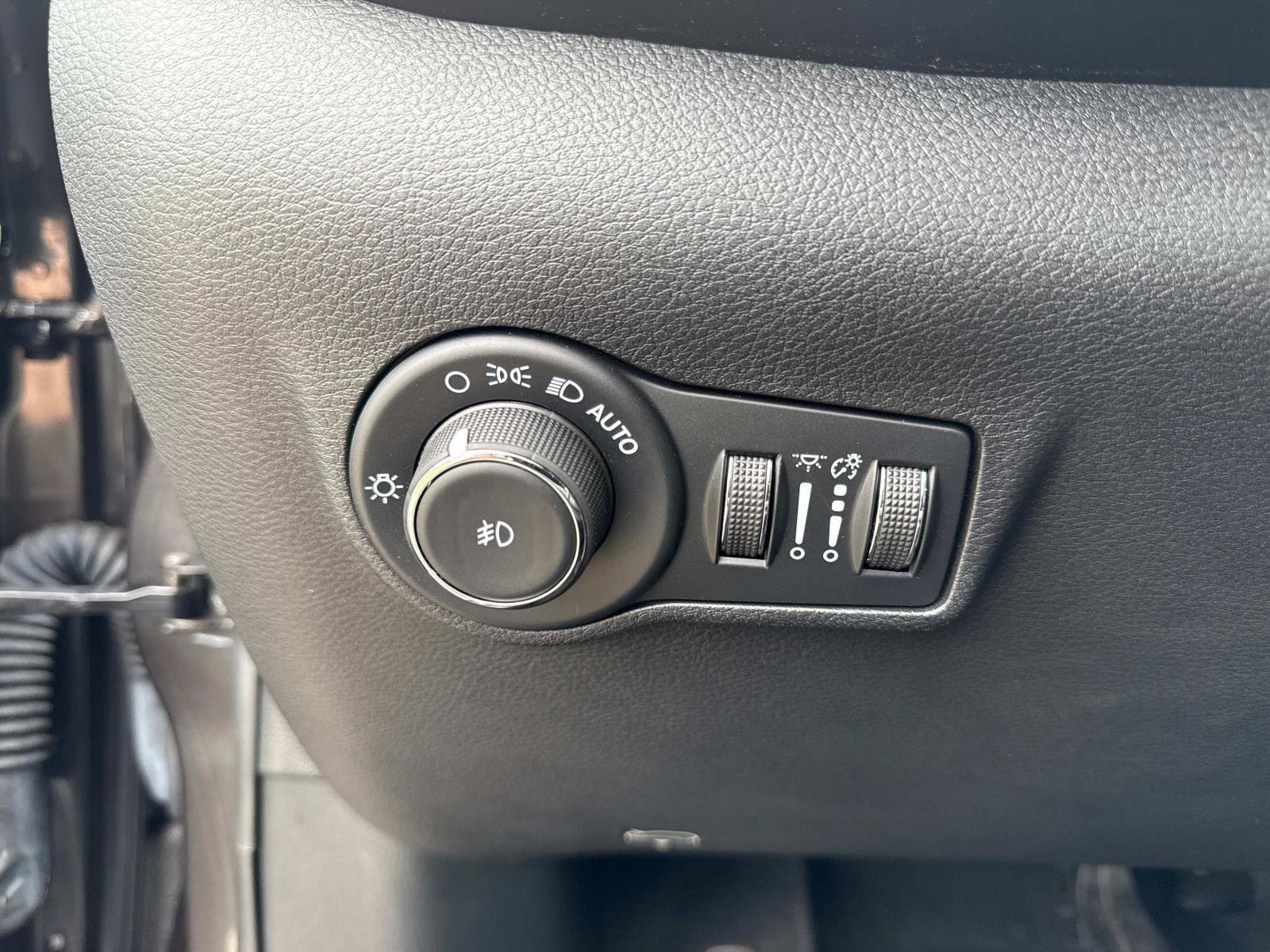 Used 2022 Jeep Compass Limited image 28