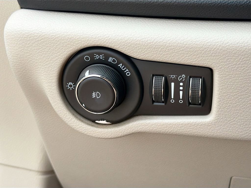 Used 2022 Chrysler Pacifica Touring-L image 32