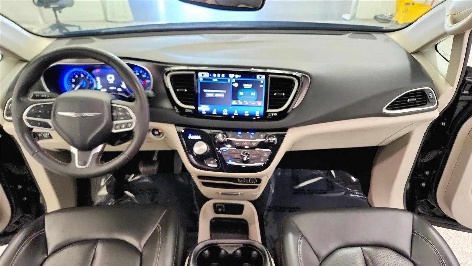 Used 2023 Chrysler Pacifica Touring-L FWD image 35