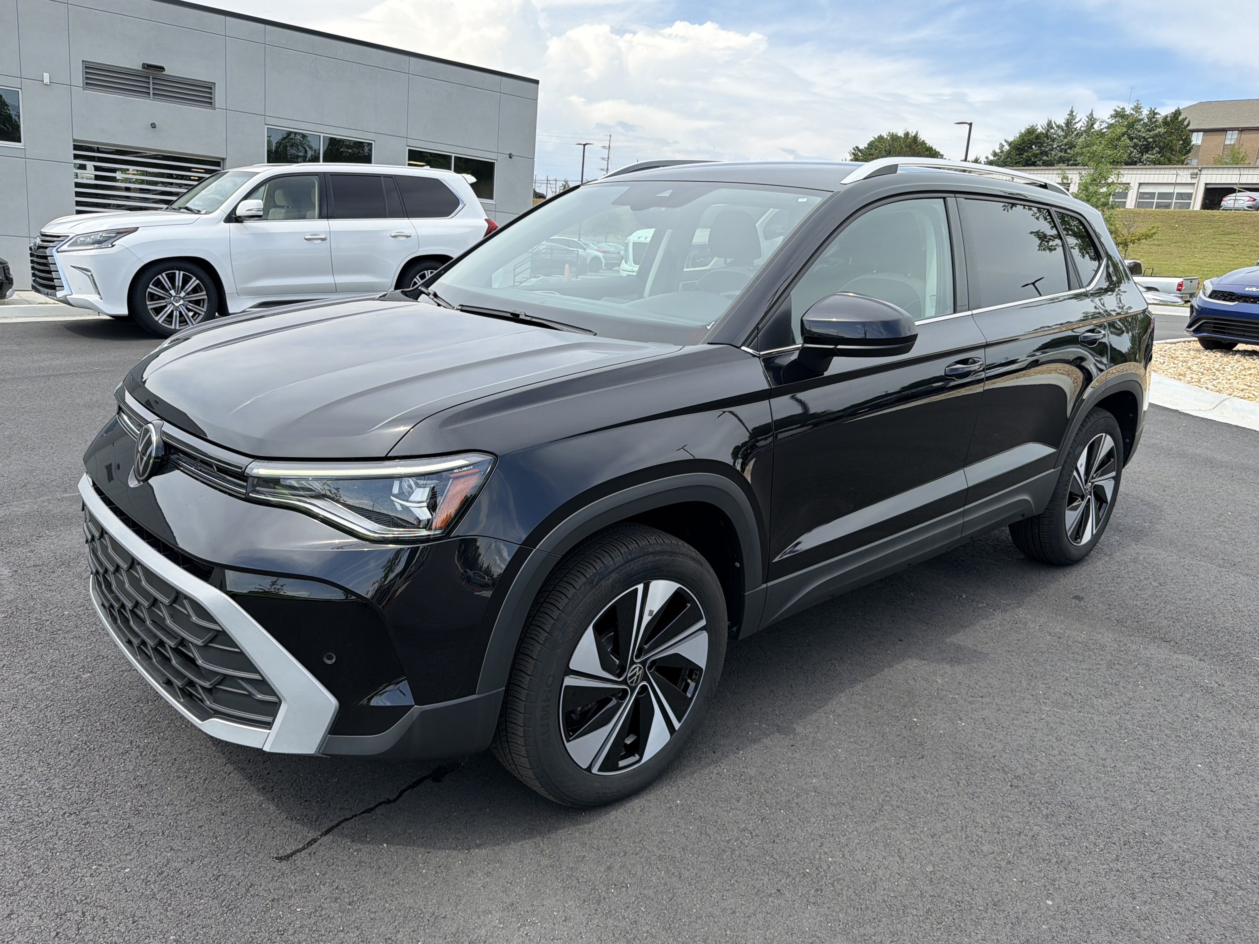 Used 2025 Volkswagen Taos SE AWD/4WD image 3