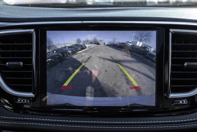 Used 2025 Chrysler Pacifica Limited image 17
