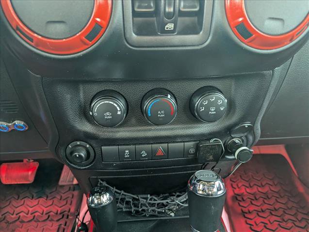 Used 2015 Jeep Wrangler Unlimited Sahara w/ Connectivity Group AWD/4WD image 13